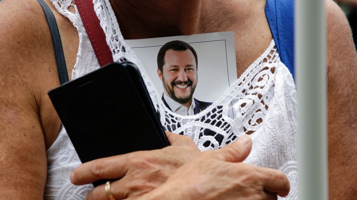 A Liga nagygyűlésén egy híve tűzte mellére Matteo Salvini fotóját