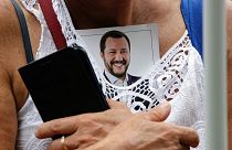 A Liga nagygyűlésén egy híve tűzte mellére Matteo Salvini fotóját