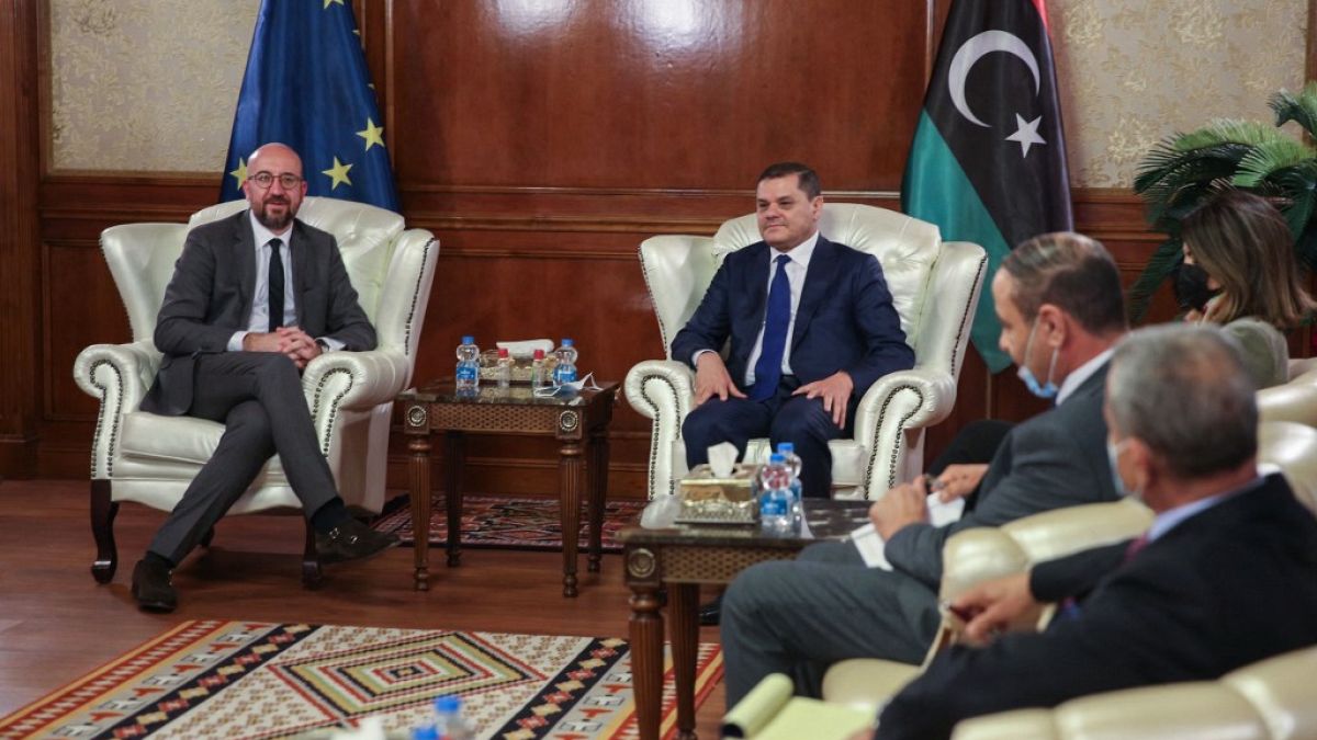 Charles Michel et le Premier ministre libyen par intérim Abdul Hamid Dbeibah à Tripoli, le 4 avril 2021