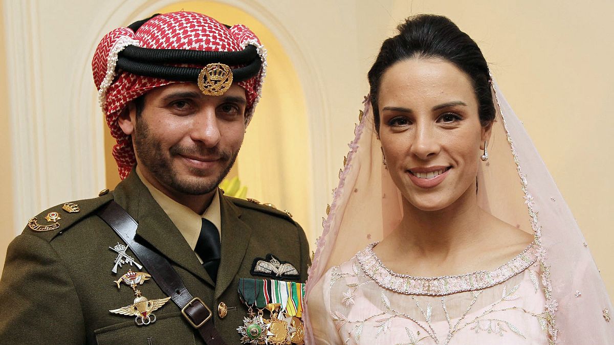 Prens Hamza bin Hüseyin eşiyle birlikte