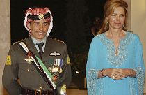 شاهزاده حمزه در کنار ملکه نور، مادرش