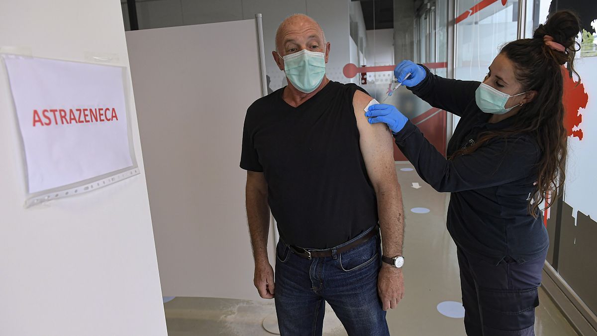 Anotinio Goni, de 65 años, recibe una inyección de la vacuna de Astrazeneca, durante una campaña de vacunación COVID-19 en Pamplona, norte de España, el 3 de abril de 2021.