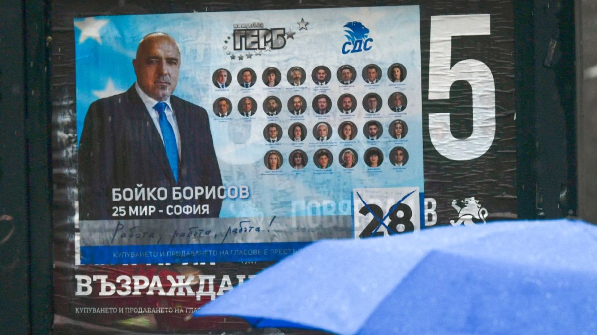 لافتة انتخابية لرئيس الوزراء المحافظ بويكو بوريسوف