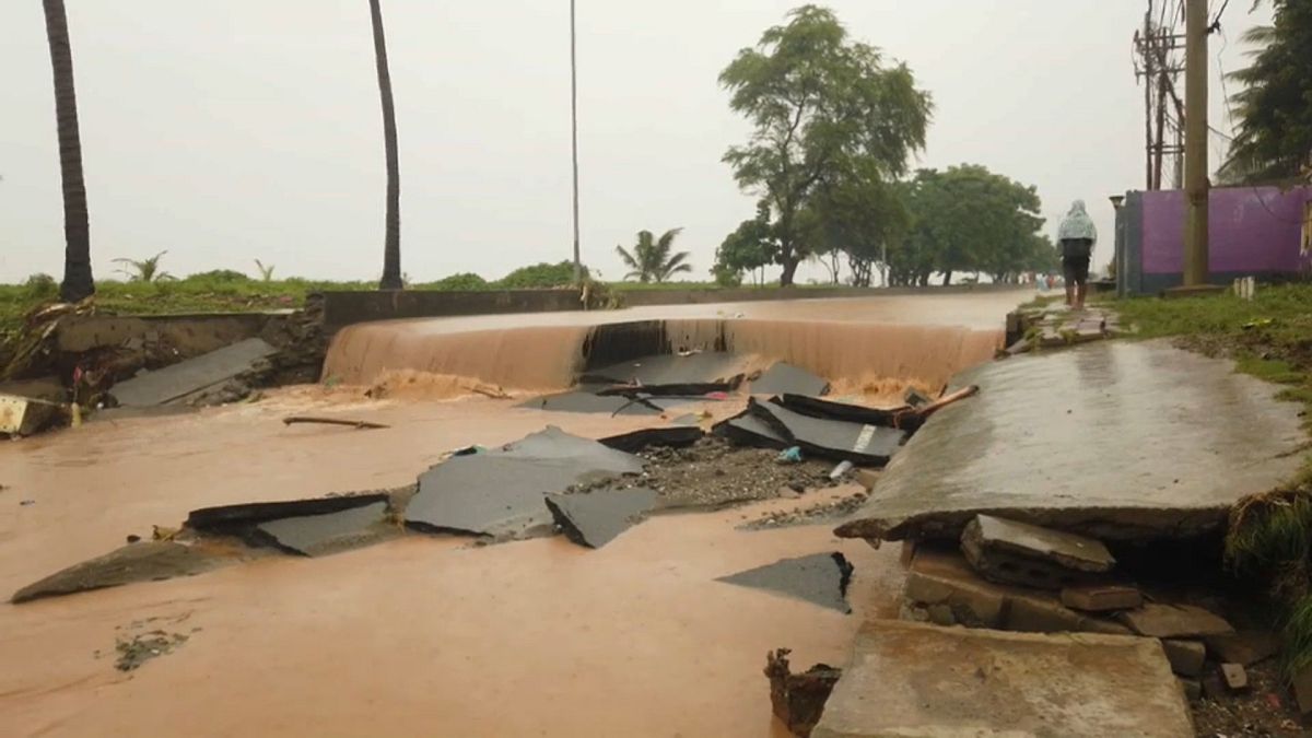 Endonezya ve Doğu Timor'u vuran sel felaketinde en az 90 kişi hayatını kaybetti