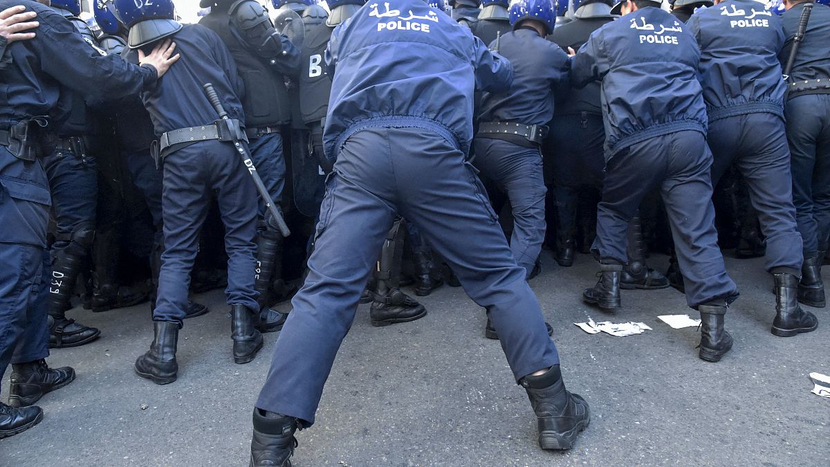 عناصر من الشرطة الجزائرية يعرقلون تقدم مظاهرة مناهضة للحكومة تتجه نحو القصر الرئاسي بالعاصمة الجزائر ، في 22 فبراير 2020.