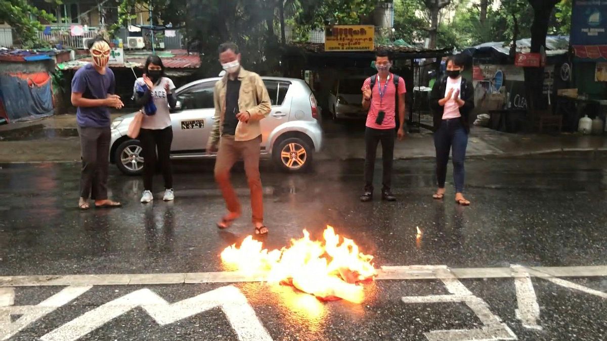 متظاهرون في يانغون يحرقون الأعلام الصينية احتجاجا على دعم بكين للمجلس العسكري