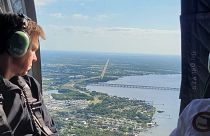 حاكم ولاية فلوريدا الأميركية، رون دي سانتيس، داخل طائرة مروحية تحلق فوق خزان مياه مبتذلة مهدد بالانهيار