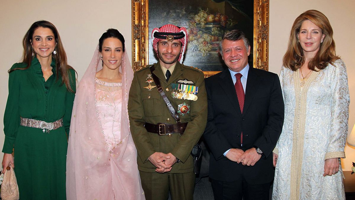 العاهل الأردني الملك عبد الله والملكة نور، أرملة الملك الحسين والملكة رانيا في صورة مع الأمير حمزة، الأخ غير الشقيق للملك الأردني عبد الله وزوجته الجديدة الأميرة بسمة.