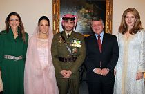 العاهل الأردني الملك عبد الله والملكة نور، أرملة الملك الحسين والملكة رانيا في صورة مع الأمير حمزة، الأخ غير الشقيق للملك الأردني عبد الله وزوجته الجديدة الأميرة بسمة.