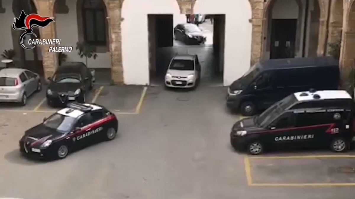 Carabinieri in Sizilien bringen den gesuchten Mafiososo in ein Gefängnis