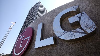 Логотип LG на здании штаб-квартиры корпорации в Сеуле