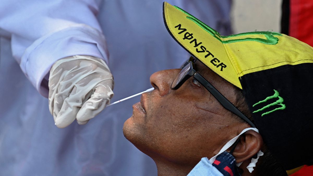 رجل يخضع لاختبار "بي سي آر"  في مركز طبي بمدينة مومباي الهندية لمعرفة إن كان مصاباً بفيروس كورونا 