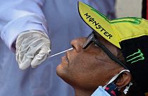 رجل يخضع لاختبار "بي سي آر"  في مركز طبي بمدينة مومباي الهندية لمعرفة إن كان مصاباً بفيروس كورونا
