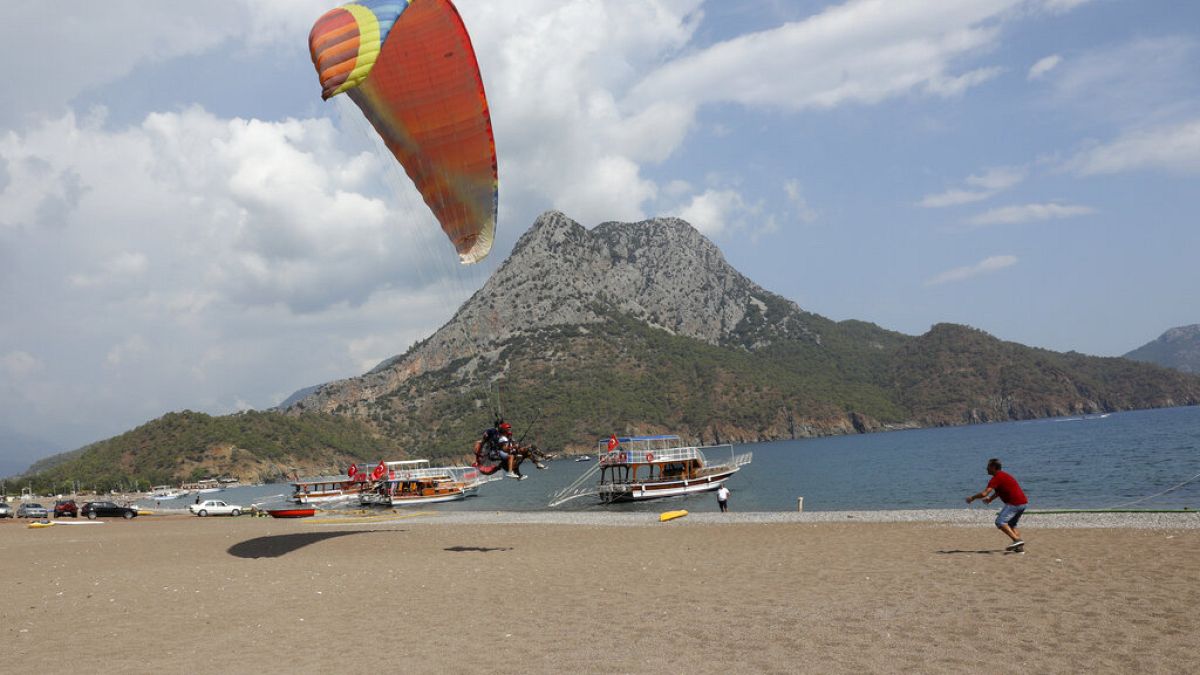 Antalya'da yamaç paraşütü yapan Rus turist (ARŞİV)