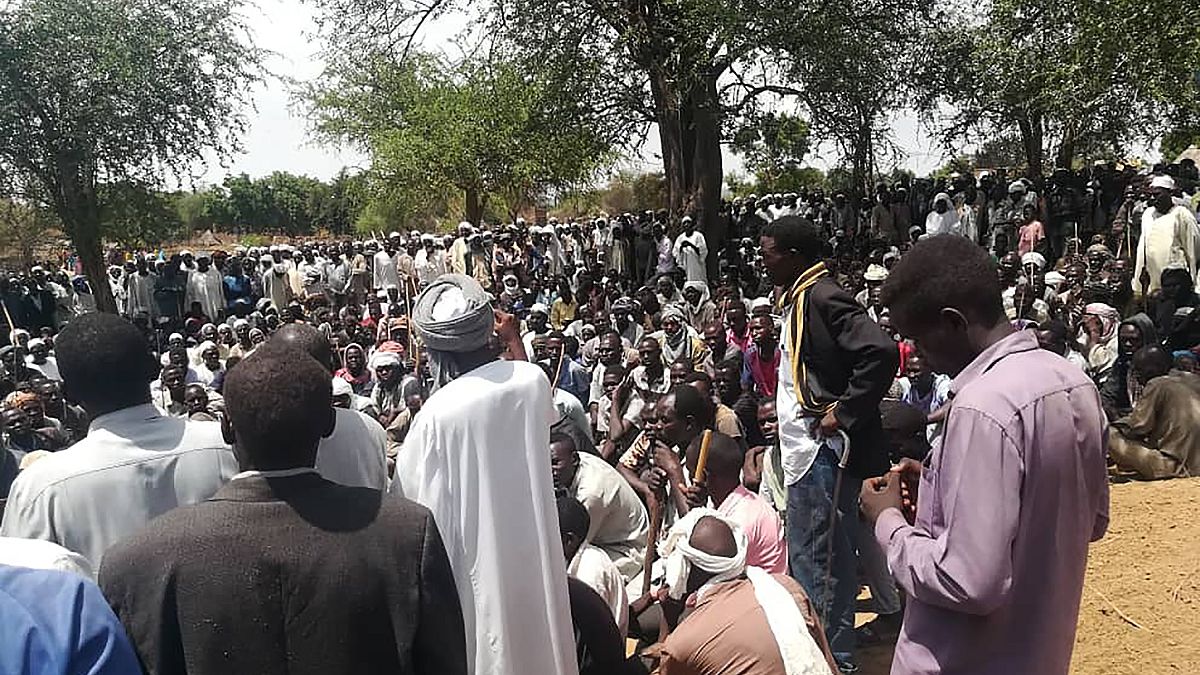 صورة من الارشيف-تجمع الأهالي في جنازة جماعية بعد هجوم وقع في قرية بغرب دارفور، السودان