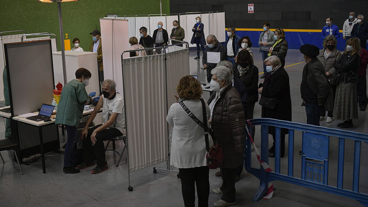 Vacunación contra la COVID-19 en un centro de Pamplona, España, el 3 de abril de 2021