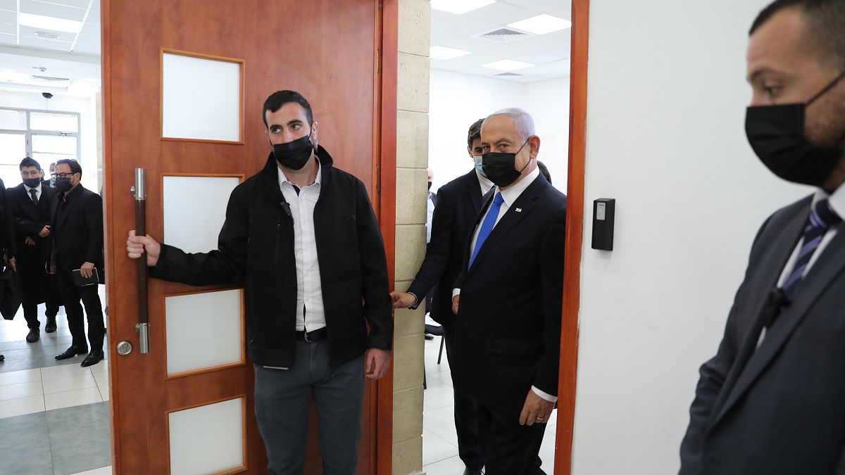 Биньямин Нетаньяху покидает зал, где проходит заседание Окружного суда Иерусалима по делу о коррупции