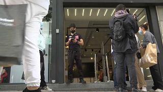 شاهد: عواصم ومدن أوروبية تعيد فتح محلاتها بعد أشهر من الإغلاق