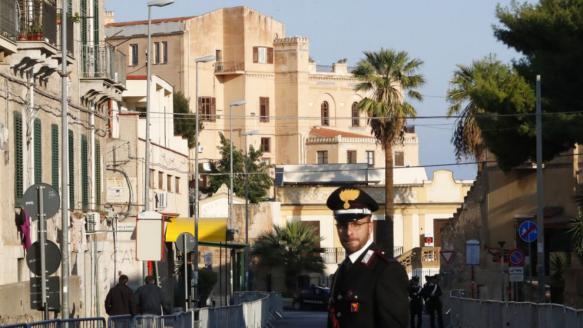 Az olasz csendőrség, a Carabinieri egyik tagja Palermóban
