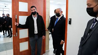 بنیامین نتانیاهو به هنگام خروج از دادگاه