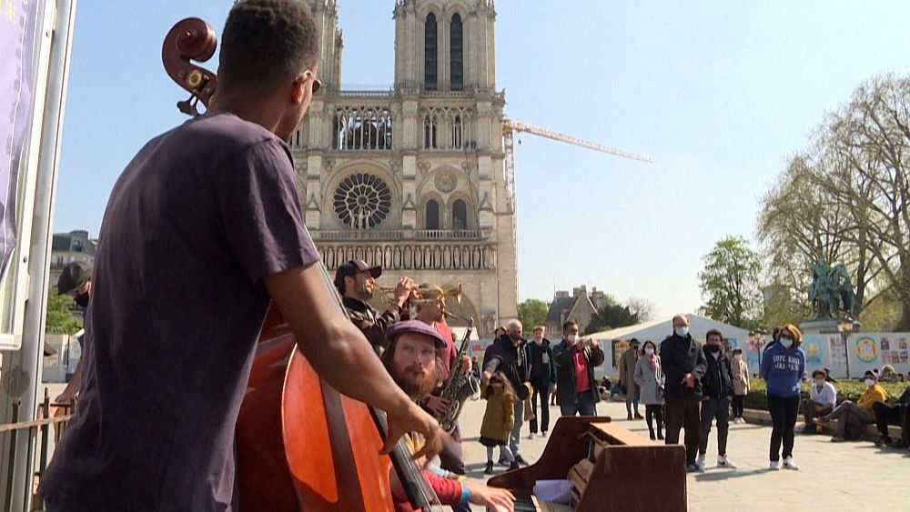street-performances-help-paris-streets-come-alive