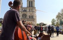 Париж: уличная музыка звучит вопреки карантину