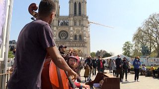 Des musiciens et des chanteurs dans les rues de Paris