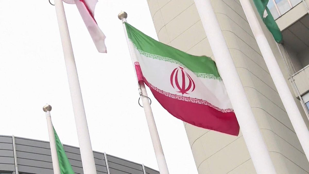 La bandera de Irán ondea en el exterior de la sede de la OIEA en Viena