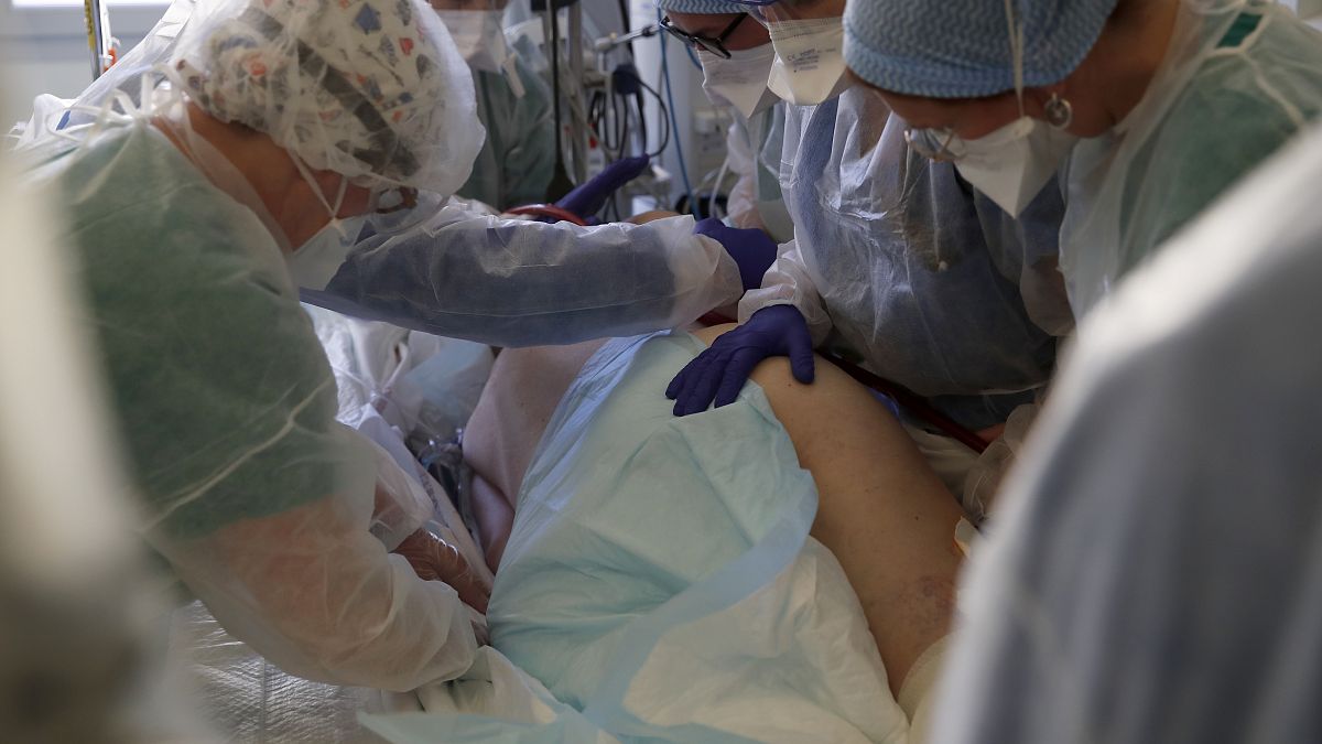Sanitarios atienden a un enfermo de COVID en una unidad de cuidados intensivos de Francia