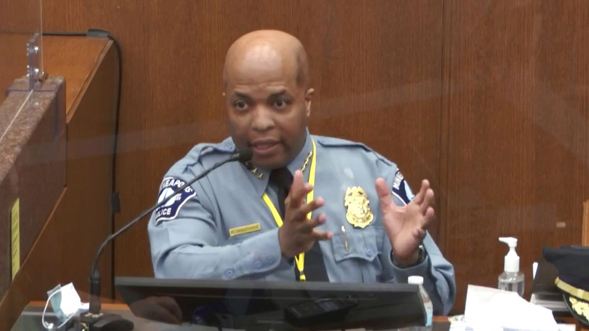 Muerte de Floyd: El jefe de policía declara en contra de su exsubordinado