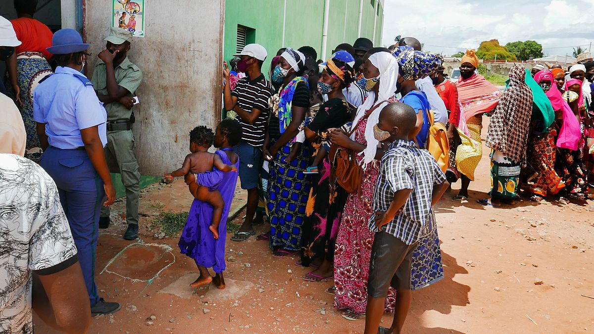 Vários deslocados de Palma, no norte de Moçambique, à porta do centro de abrigo temporário 