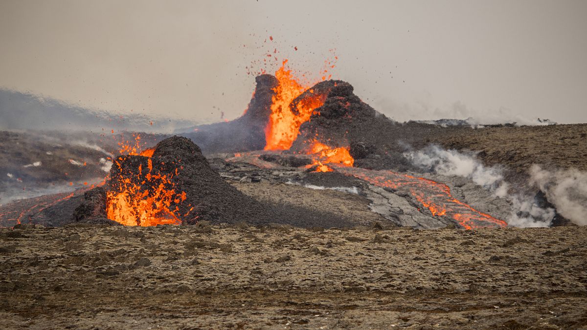 Nueva expulsión de lava en el volcán cercano a la capital de Islandia, Reikiavik
