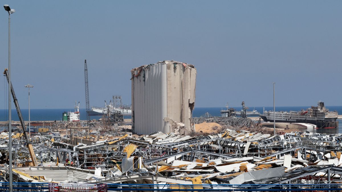 صوامع الحبوب في مرفأ بيروت التي تضرّرت جراء الانفجار الهائل الذي دمّر أنحاء واسعة من العاصمة اللبنانية صيفَ العام 2020