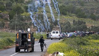 القوات الإسرائيلية تطلق الغاز المسيل للدموع على متظاهرين فلسطينيين خلال مواجهات في قرية المغير بالقرب من مدينة رام الله بالضفة الغربية المحتلة ، في 2 أبريل / نيسان 2021.