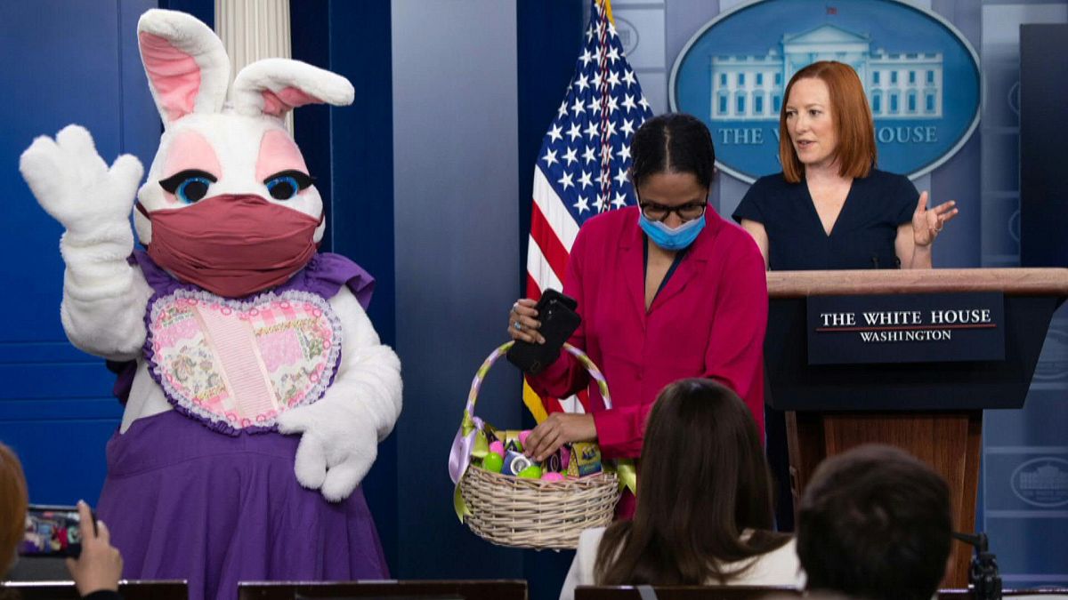 أرنب عيد الفصح يزور الصحفيين خلال مؤتمر صحفي بالبيت الأبيض