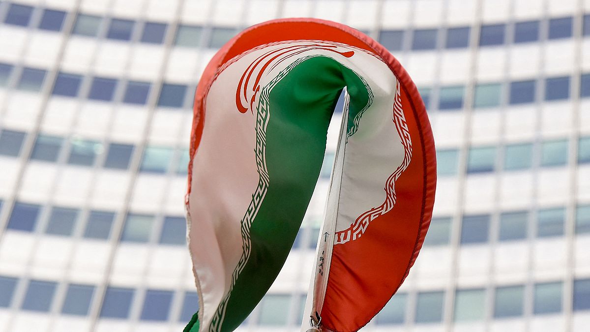 پرچم ایران در برابر آژانس بین‌المللی انرژی اتمی در وین