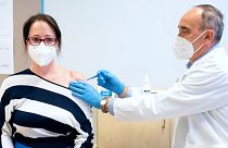 Az orosz Szputnyik V koronavírus elleni vakcina első adagjával oltanak be egy nőt a nyíregyházi Jósa András Oktatókórházban kialakított oltóponton 2021. április 5-én.