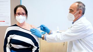 Az orosz Szputnyik V koronavírus elleni vakcina első adagjával oltanak be egy nőt a nyíregyházi Jósa András Oktatókórházban kialakított oltóponton 2021. április 5-én.