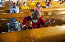 Une femme prie dans la cathédrale de Port-Au-Prince, archive du 11 juillet 2020