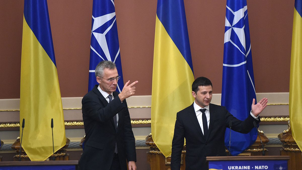 عقد الرئيس الأوكراني فولوديمير زيلينسكي والأمين العام لحلف الناتو ينس ستولتنبرغ في كييف في 31 أكتوبر 2019.
