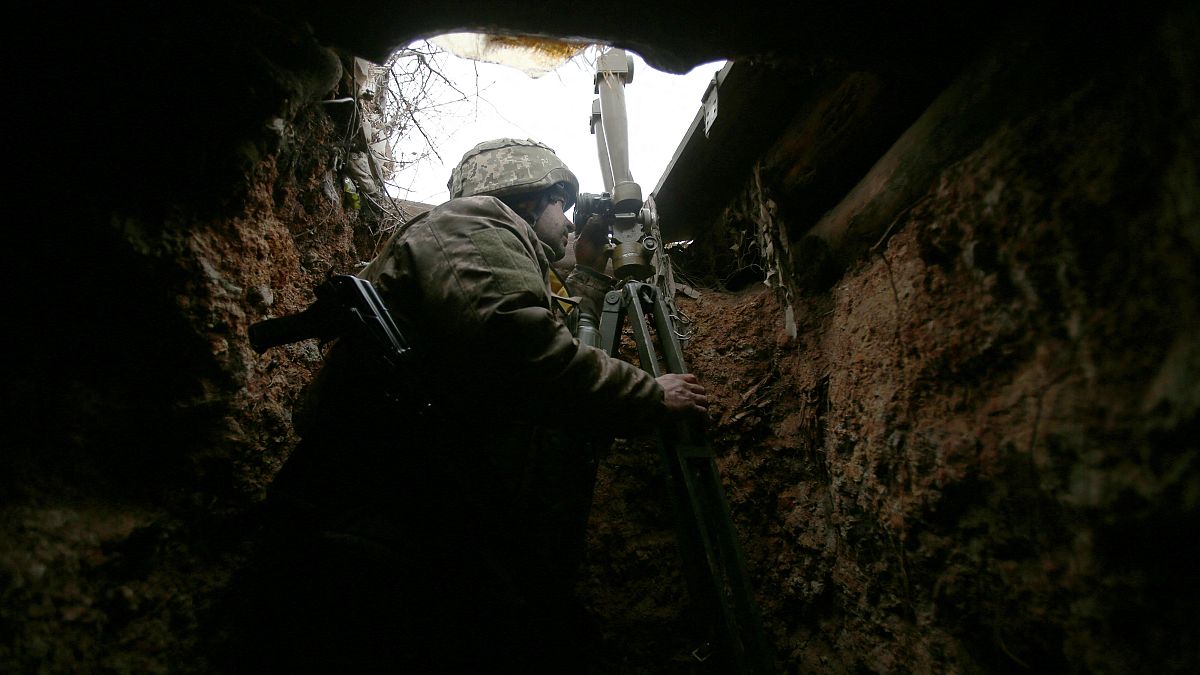 Украинский военнослужащий на линии разграничения под Авдеевкой в Донецкой области