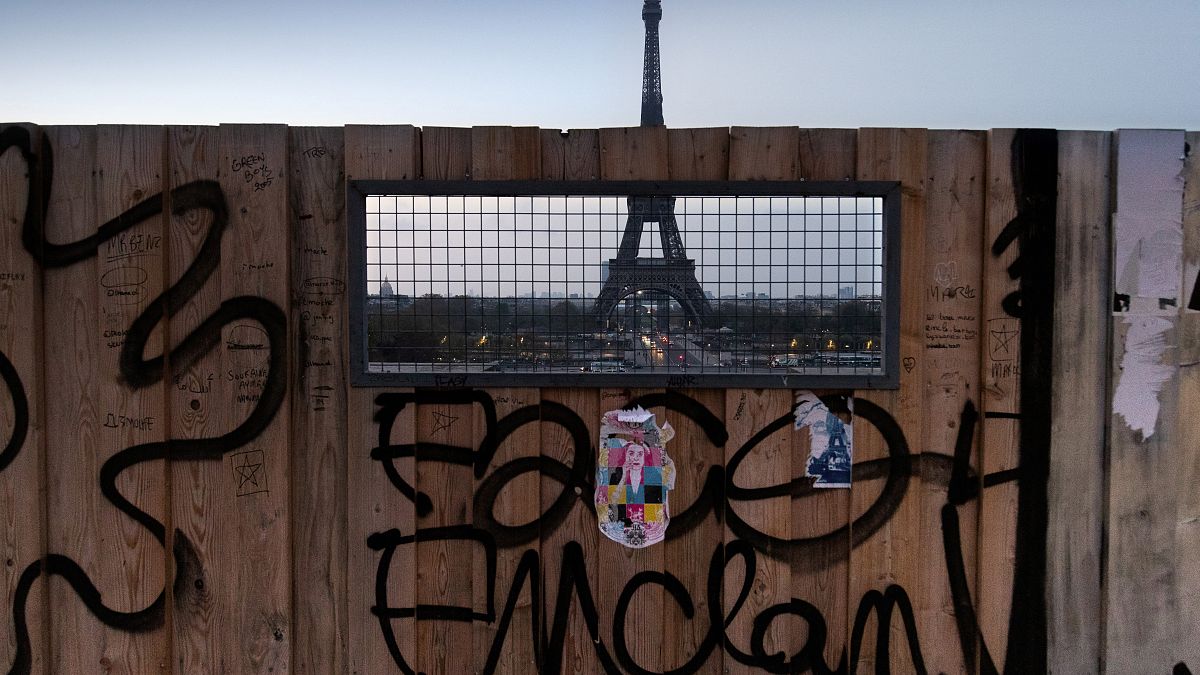 منظر لبرج إيفل من خلف سياج خشبي في باريس.