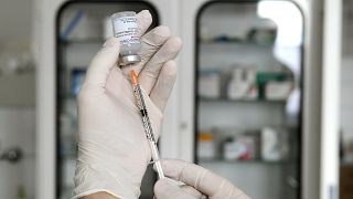 Oltás a Moderna koronavírus elleni vakcinájával a pilisszántói rendelőben 2021. március 5-én.