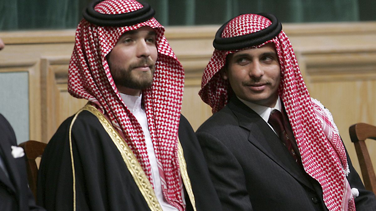 Prens Hamza bin Hüseyin (sağda) ve kardeşi Prens Haşim bin Hüseyin (sol)  (arşiv/2006)