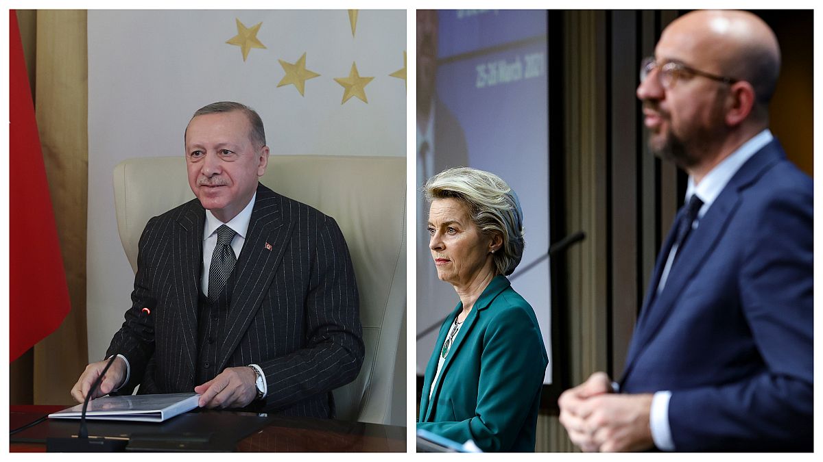 Recep Tayyip Erdogan a baloldali fotón, Ursula von der Leyen és Charles Michel a jobboldalin