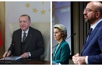 Recep Tayyip Erdogan a baloldali fotón, Ursula von der Leyen és Charles Michel a jobboldalin