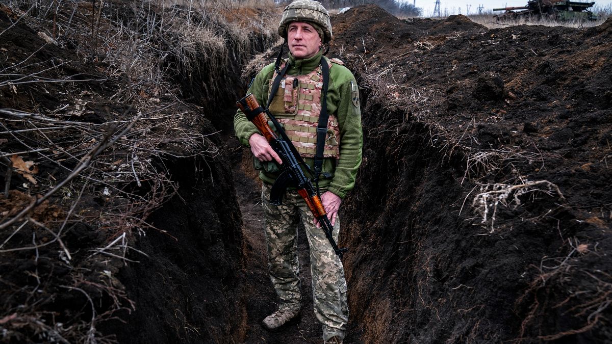 Un militar ucraniano, que pidió ser identificado sólo por su indicativo, Kram, se encuentra en su puesto en la ciudad de Krasnohorlivka, en el este de Ucrania.