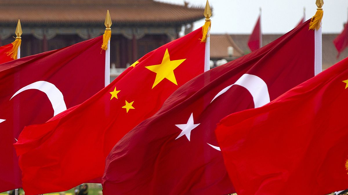 Çin ve Türk bayrakları