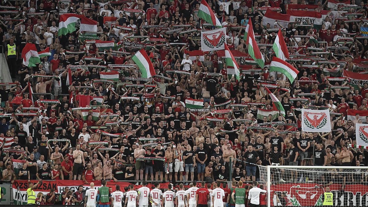 A magyar szurkolók a Himnuszt éneklik a Magyarország-Wales Európa-bajnoki selejtezőmérkőzés után a budapesti Groupama Arénában 2019. június 11-én.