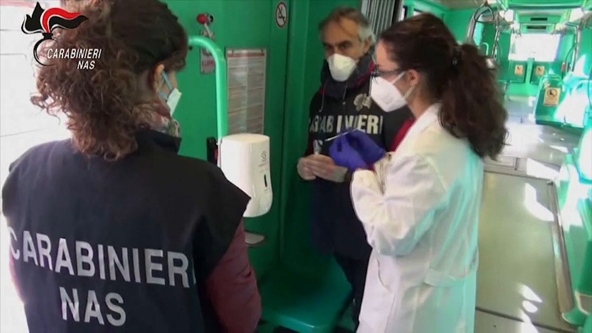 Italienische Polizisten auf der Jagd nach dem Corona-Virus